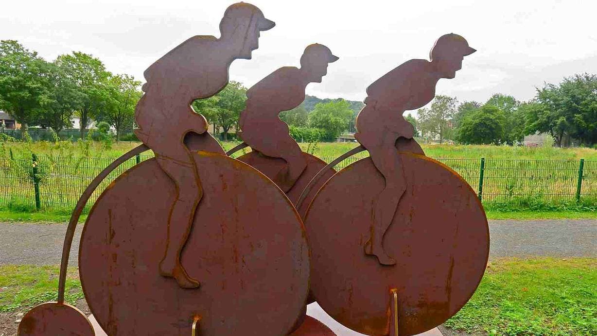 Hochrad-Skulptur am Bolbrinker