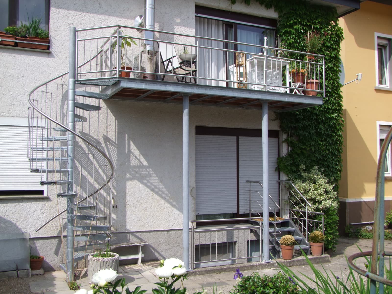 Balkongeländer mit Spindeltreppe