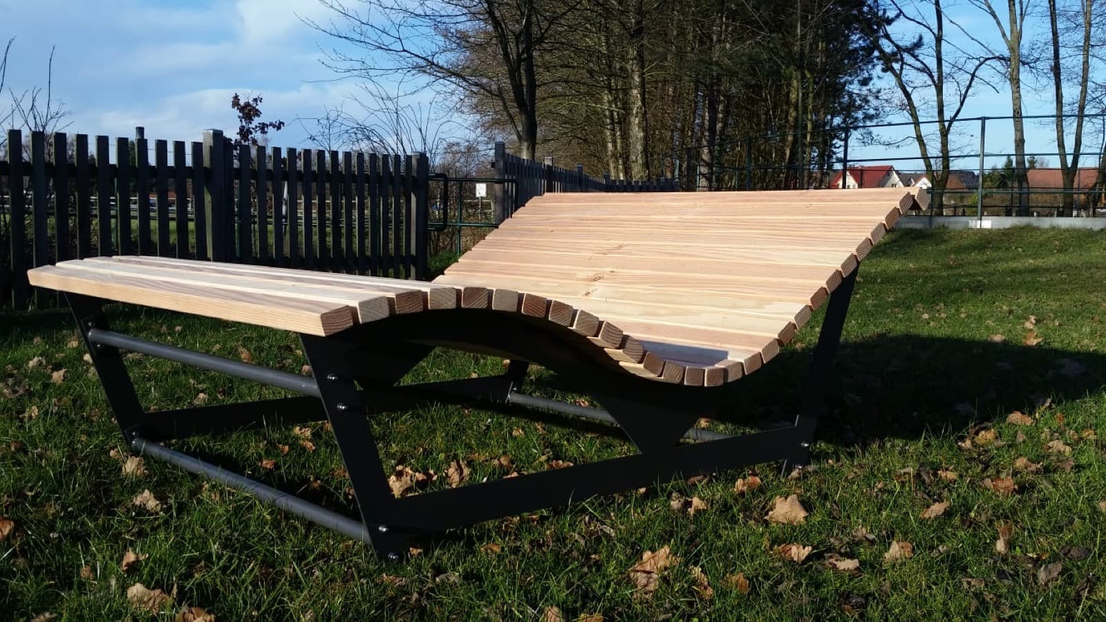 Sonnenliege aus Stahl und Holz
