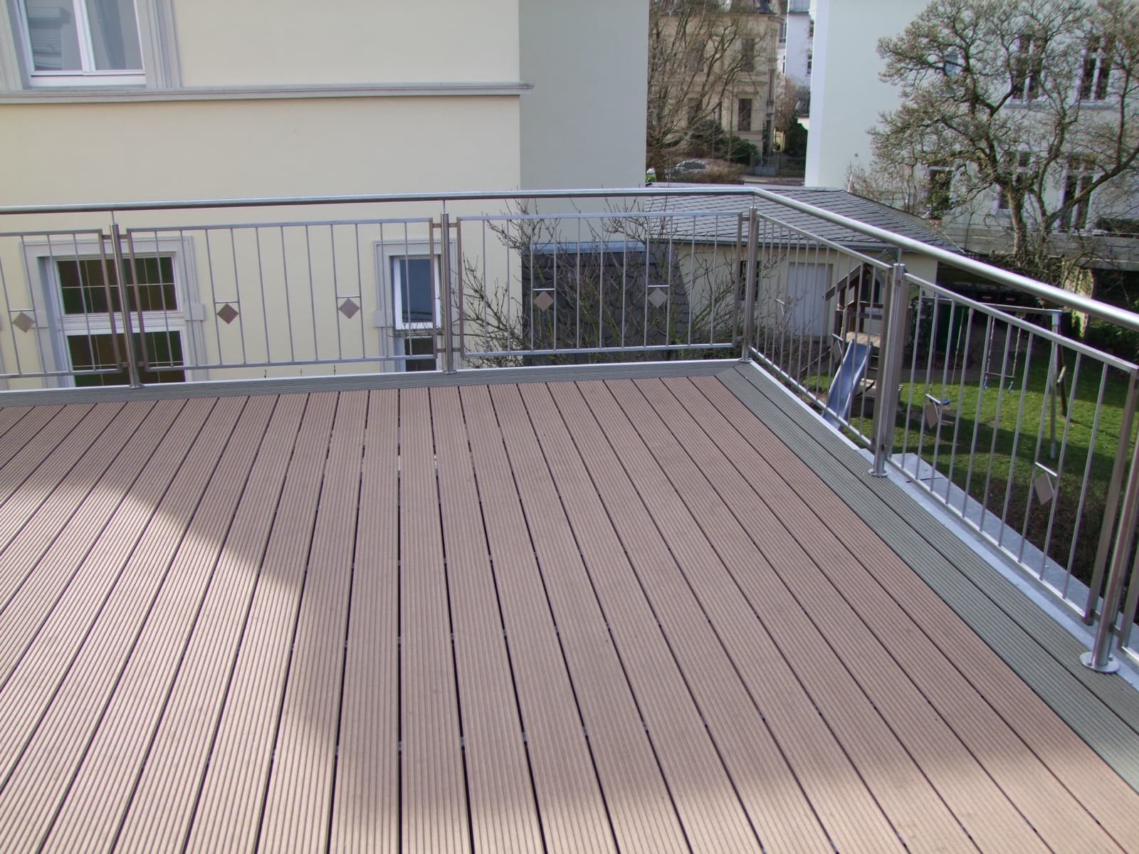 Balkon mit Edelstahl-Stabgeländer – Detail 1