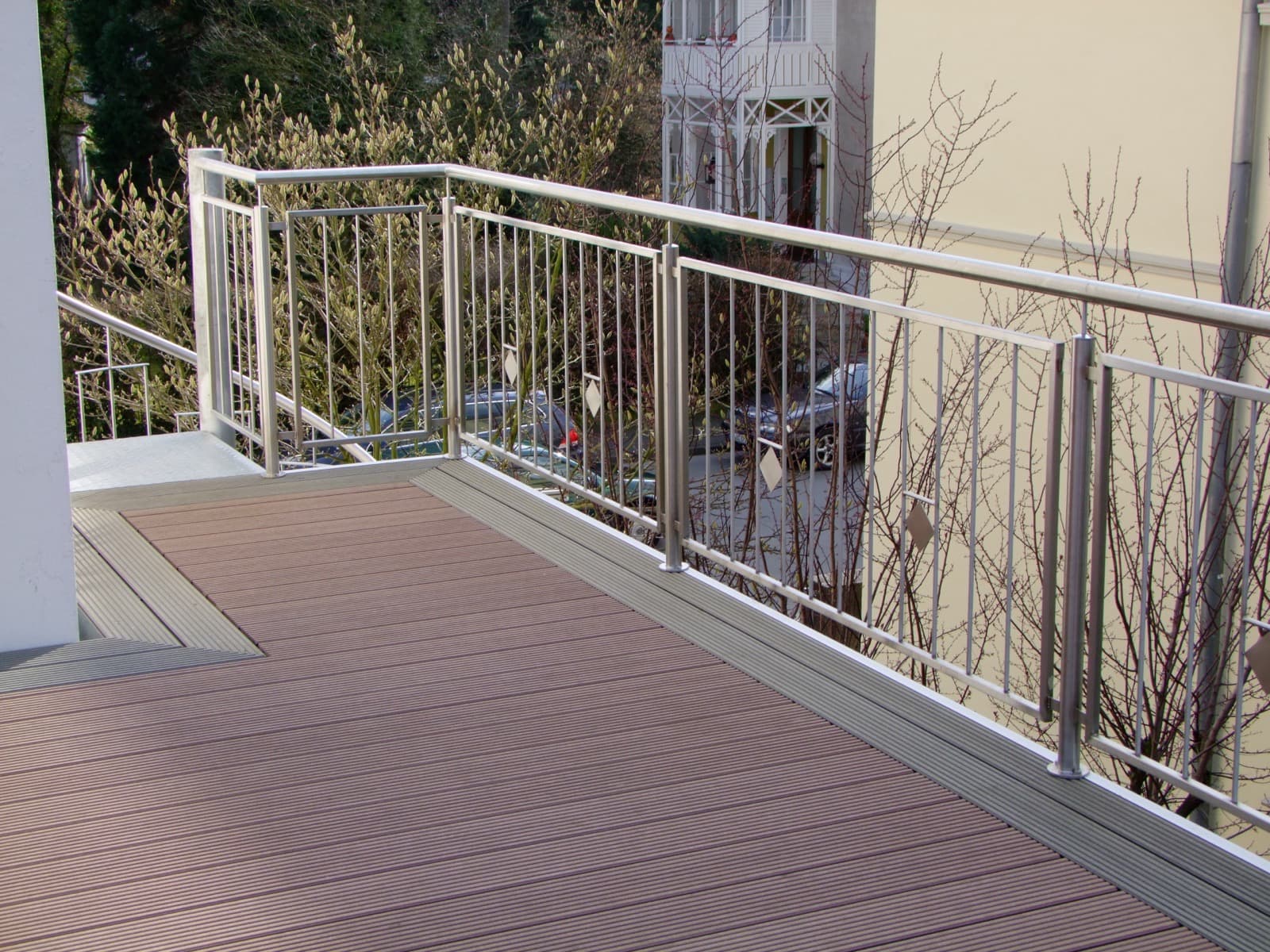 Balkon mit Edelstahl-Stabgeländer – Detail 5