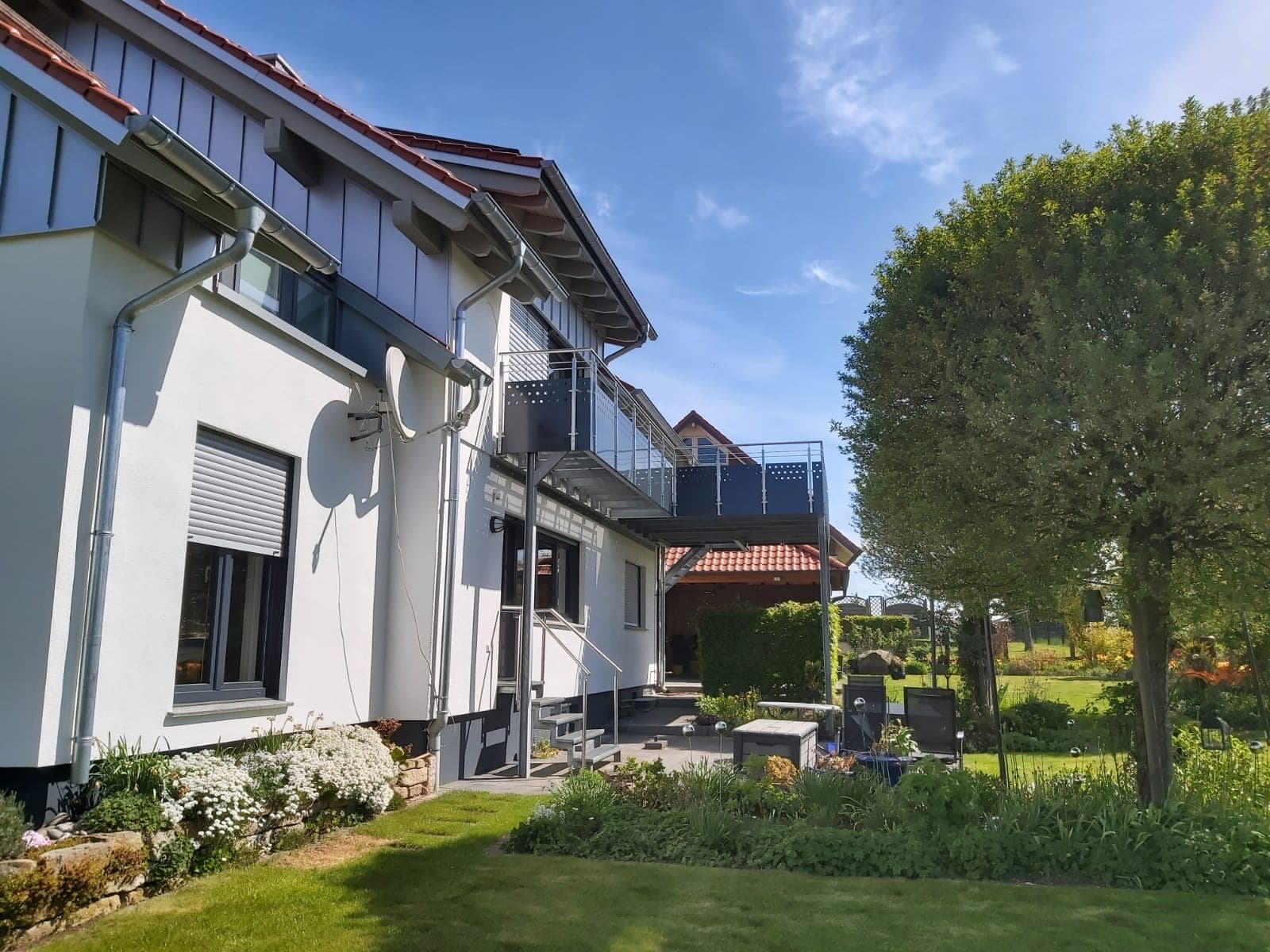 Aufgeständerter Balkon mit Lochblech-Brüstung