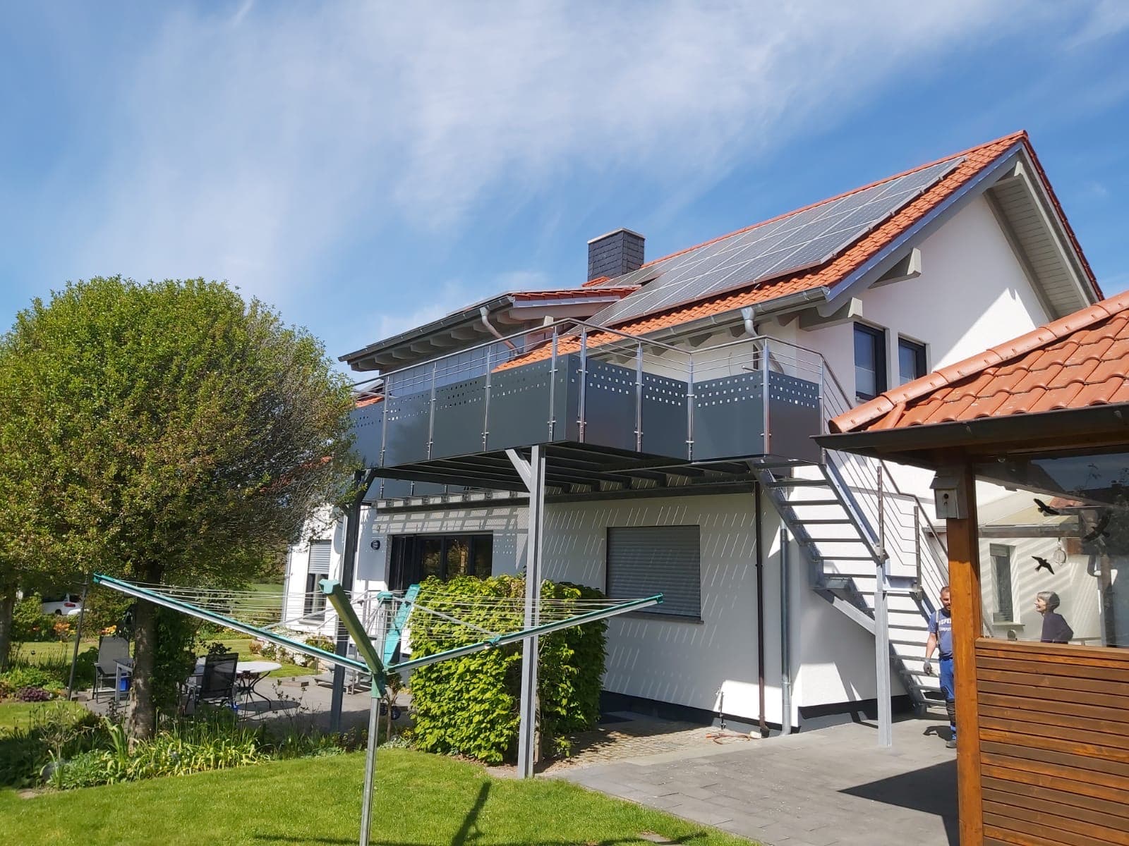 Aufgeständerter Balkon mit Lochblech-Brüstung – Detail 7