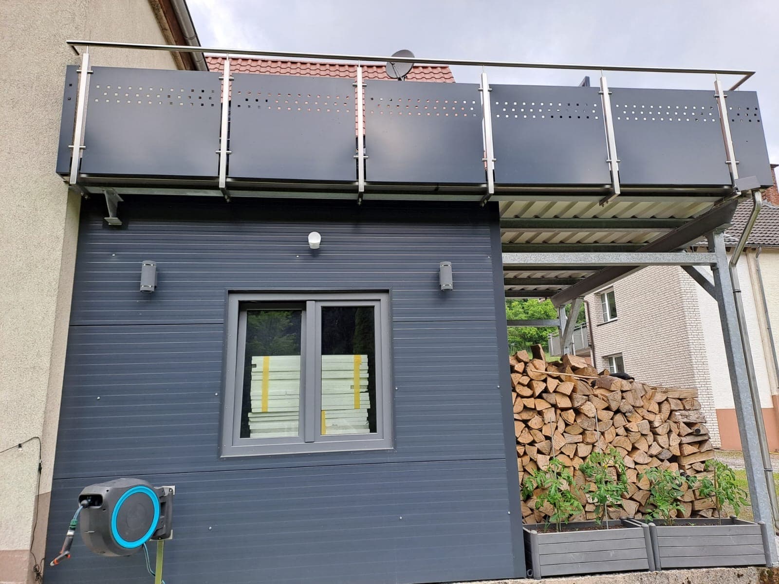 Aufgeständerter Balkon mit Lochblech-Brüstung – Detail 8