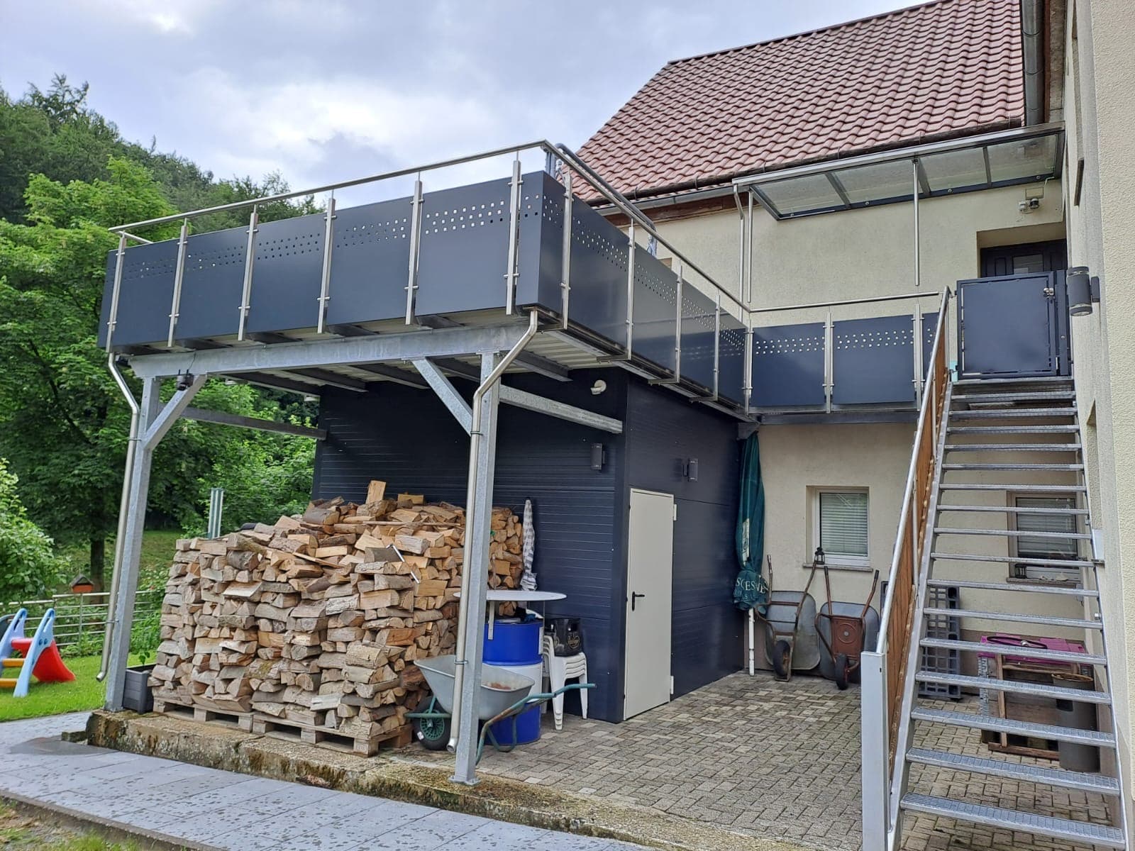 Aufgeständerter Balkon mit Lochblech-Brüstung – Detail 9