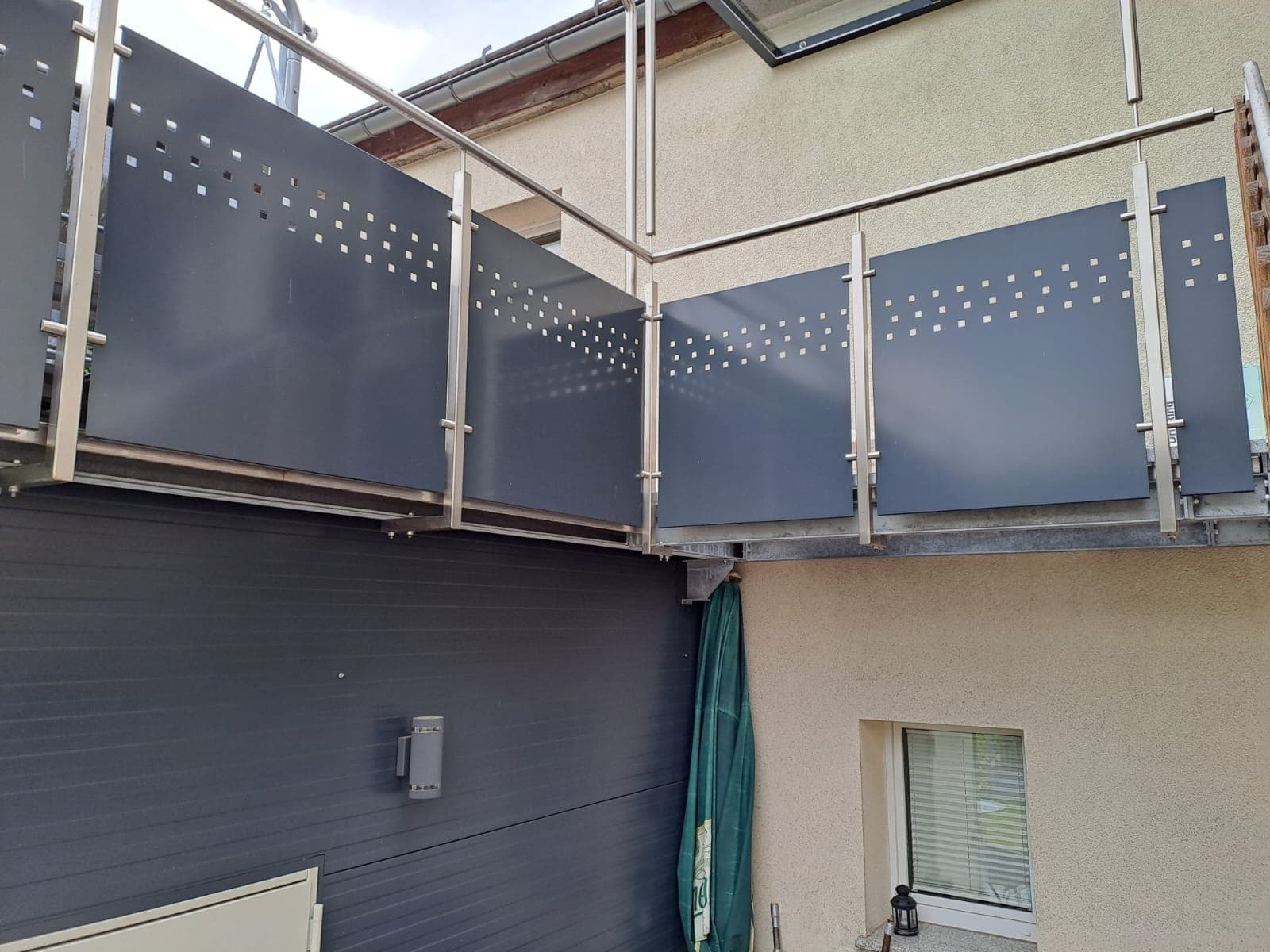 Aufgeständerter Balkon mit Lochblech-Brüstung – Detail 10