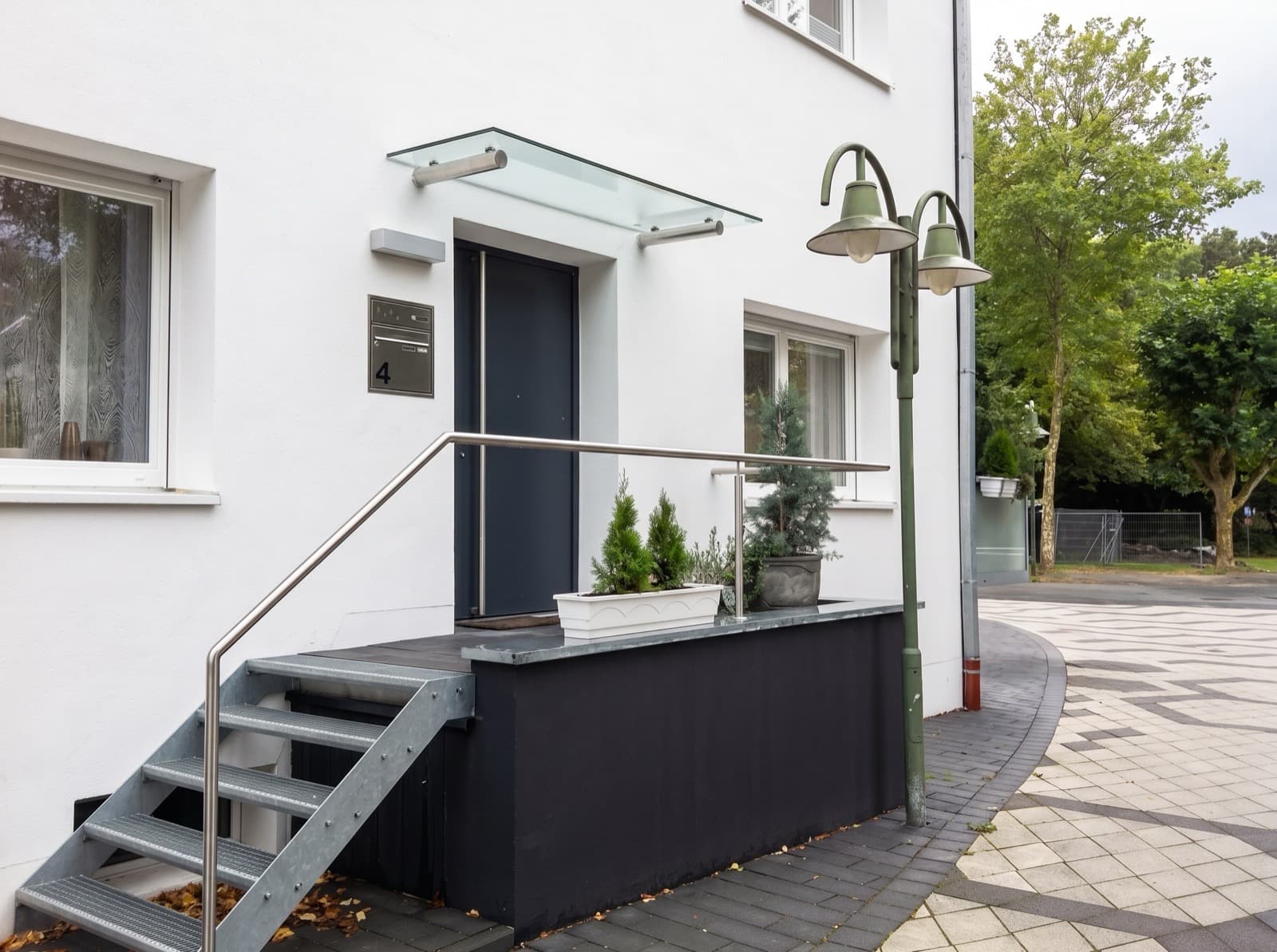 Treppe mit Edelstahl-Handlauf