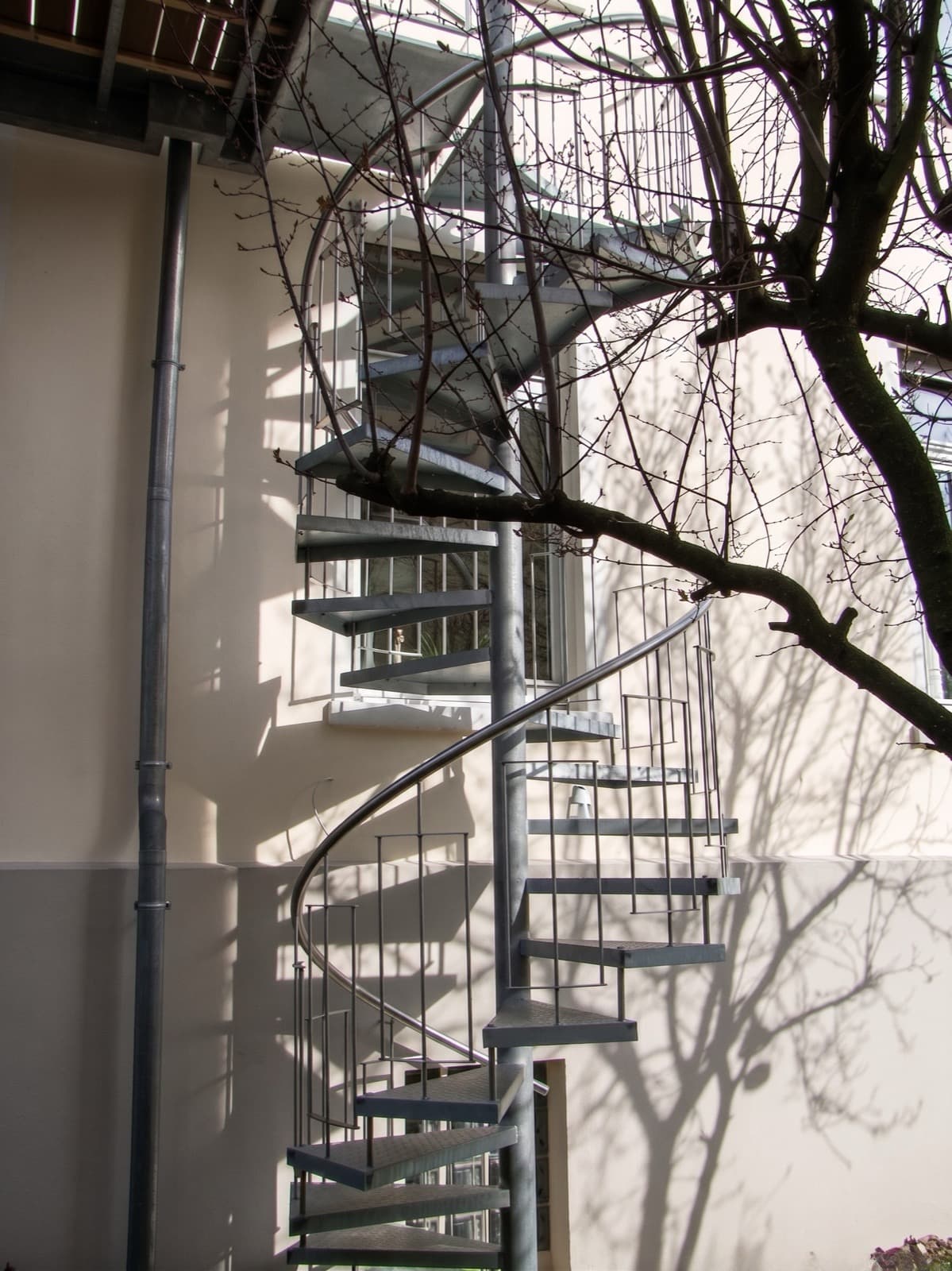 Detailansicht einer Edelstahl-Treppenkonstruktion