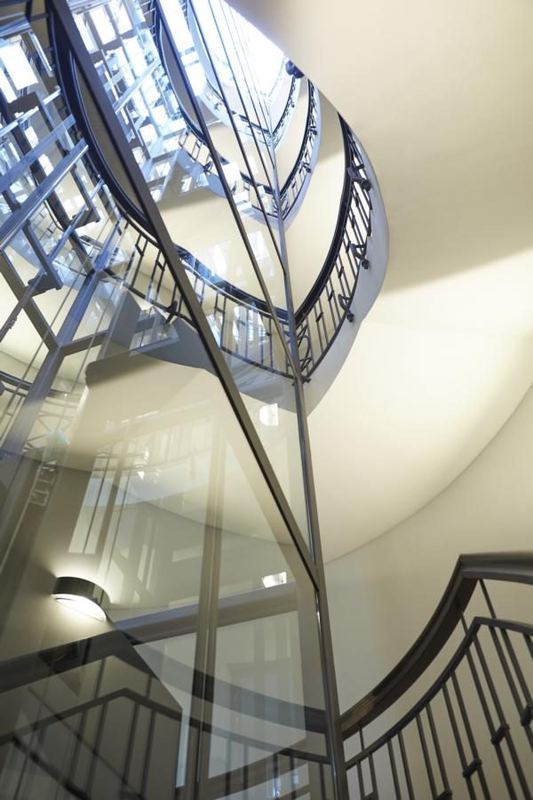 Bankhaus Bielefeld – Blick durch das Glasdach auf die Treppenanlage