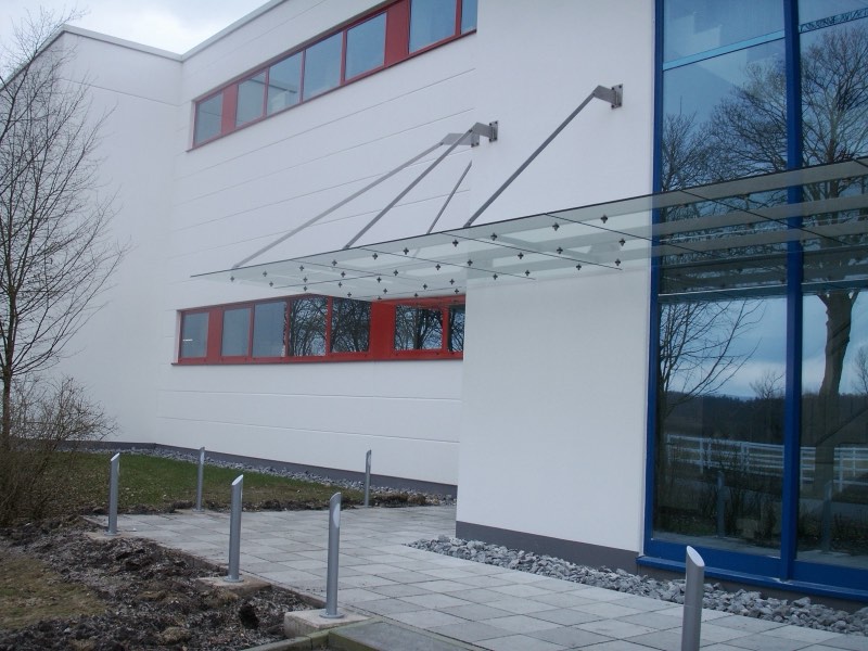 Großes Glasvordach für einen Gewerbebau